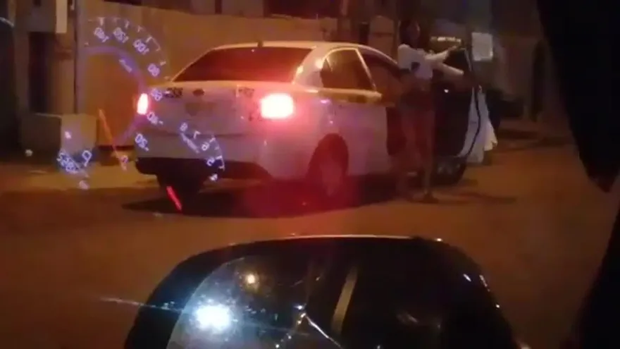 Denuncian uso de auto del Estado para transportar un travesti