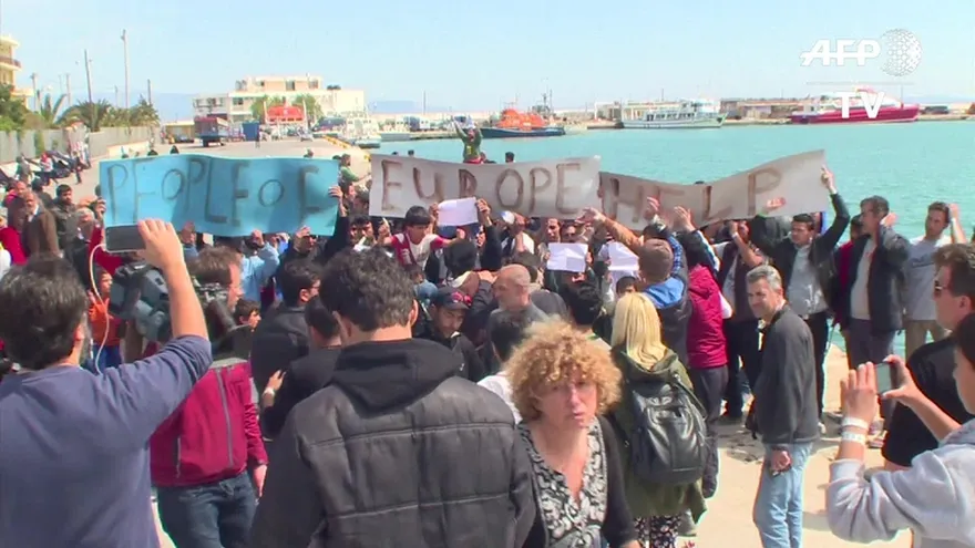 Migrantes reclaman en Grecia que los dejen seguir viaje