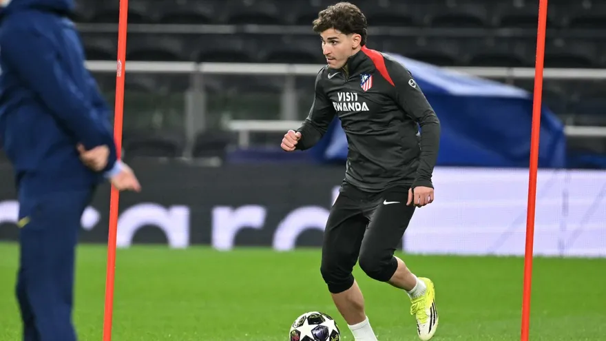 Julián Álvarez entrena con el uniforme del Atlético de Madrid