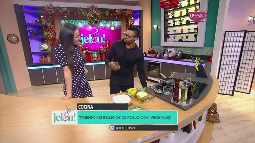 Michael Vega nos prepara unos riquísimos pimentones rellenos de pollo y vegetales.
