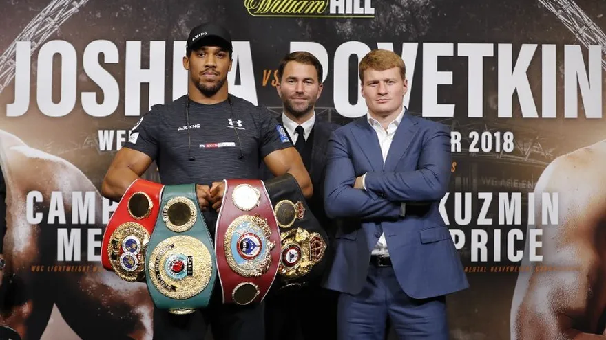 Anthony Joshua (i) y  Alexander Povetkin (d)