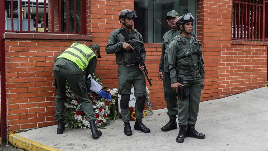 Un militar retiraba ofrendas florales en la entrada del Comando General de la Armada Bolivariana en Caracas, depositadas en honor al capitán venezolano, Rafael Acosta Arevalo,quien falleció el pasado 29 de junio en el Hospital Militar del Ejército, tras ser presuntamente torturado en la sede de la Dirección General de Contrainteligencia Militar (Dgcim).