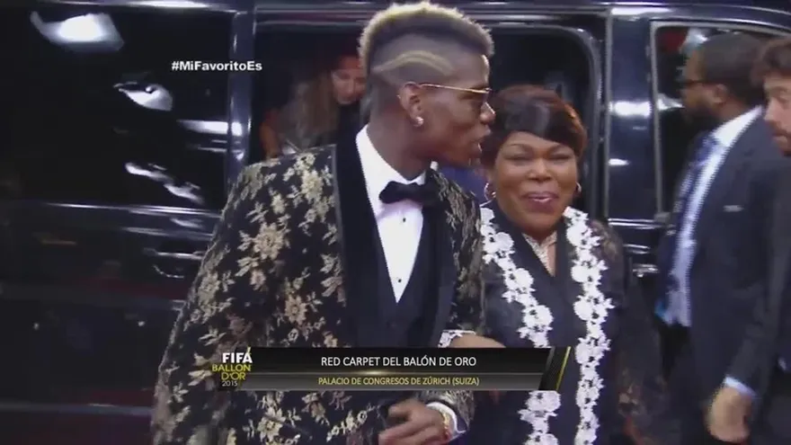Paul Pogba lució muy pintoresco junto a su madre