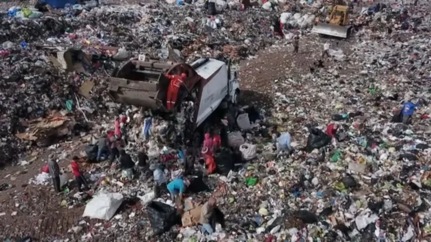 Compitiendo con buitres: la vida entre la basura para sortear la pobreza en Honduras