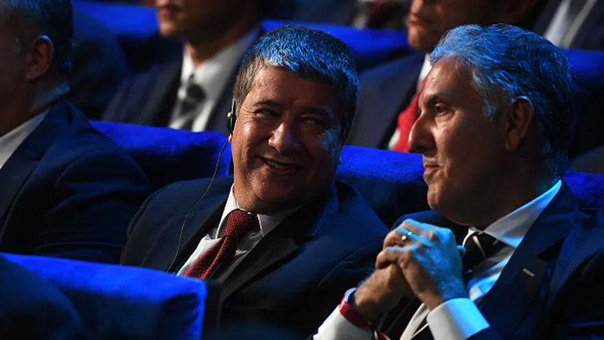 Hernán Darío Gómez (izq.), junto a Pedro Chaluja, presidente de la FEPAFUT | Agencias