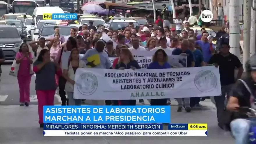 Asistentes de laboratorio y auxiliares marchan en protesta