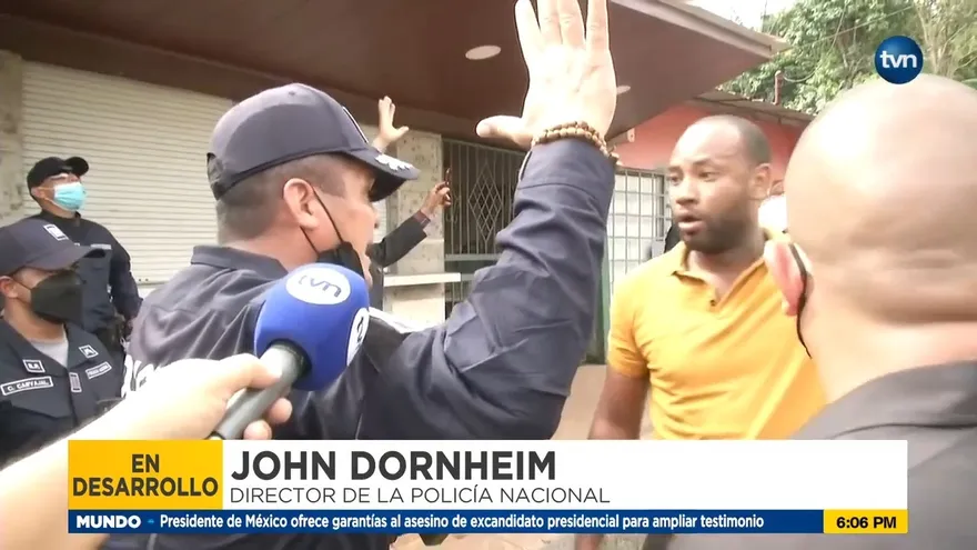 Policías son atacados por los manifestantes