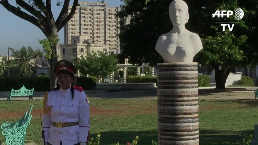 Inauguran busto de Evita en La Habana