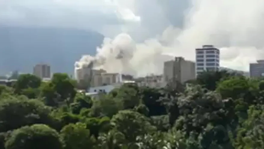 Incendio consume torre del Ministerio de Hacienda en El Salvador
