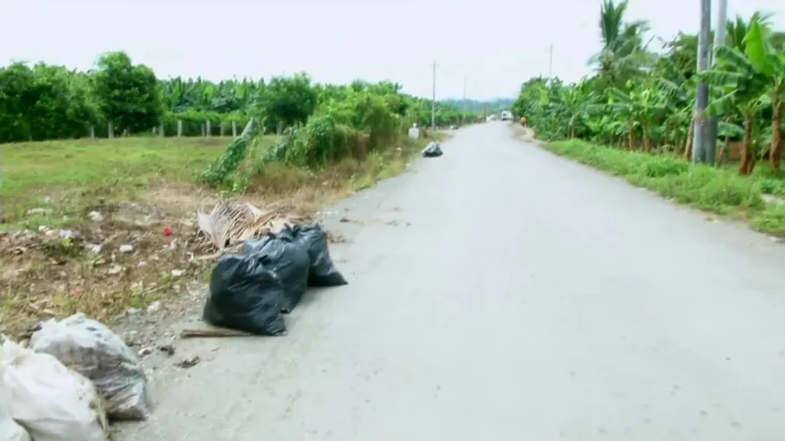 Tiran basura a orillas de la vía hacia Changuinola