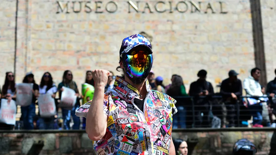 Cientos protestan contra el gobierno de Colombia por lo que consideran censura en un museo