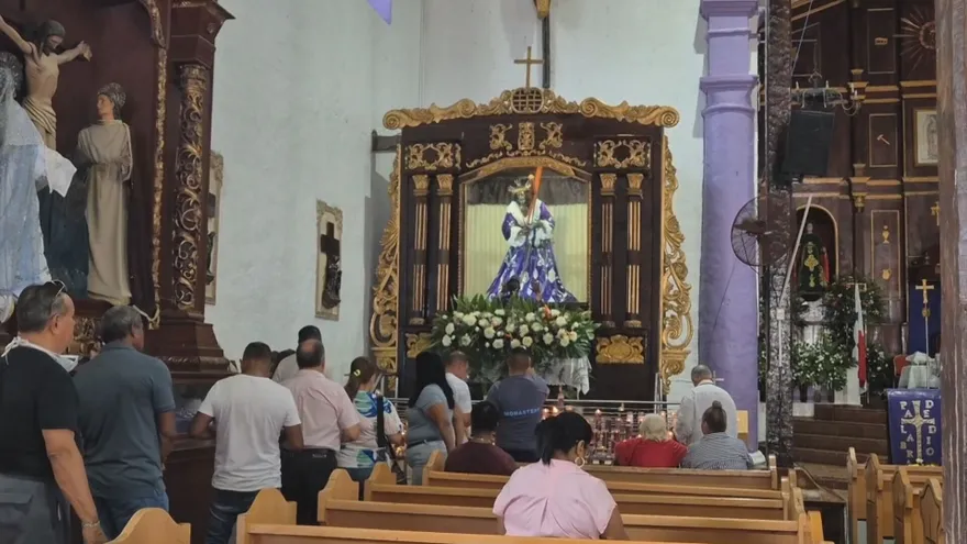 Peregrinos llegan a Portobelo para ver al Cristo Negro.