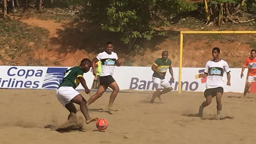 Cuatro equipos se mantienen empatados en la cima del grupo A del fútbol playa