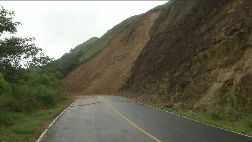Deslizamiento de tierra obstruye vía en Calobre