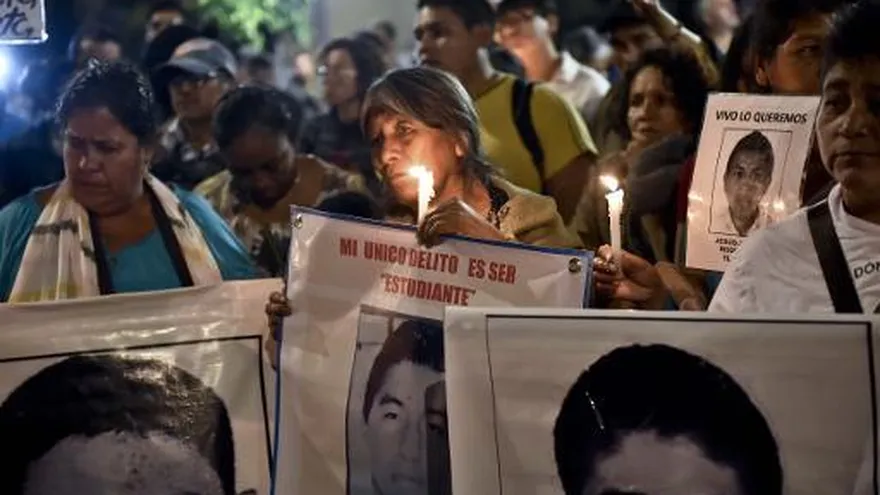 México: padres de estudiantes desaparecidos marchan en Nochevieja