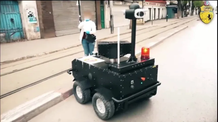 Un “robocop” patrulla las calles de Túnez durante aislamiento.