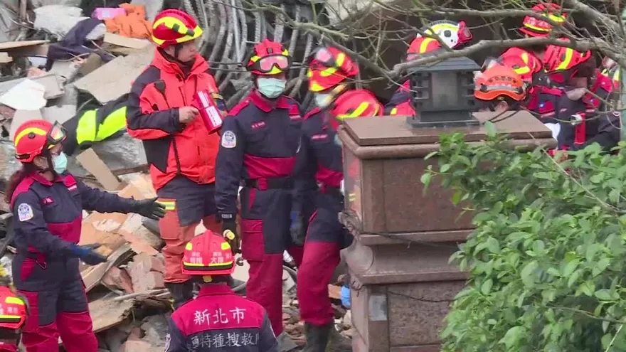 Servicios de rescate buscan supervivientes del sismo en Taiwán