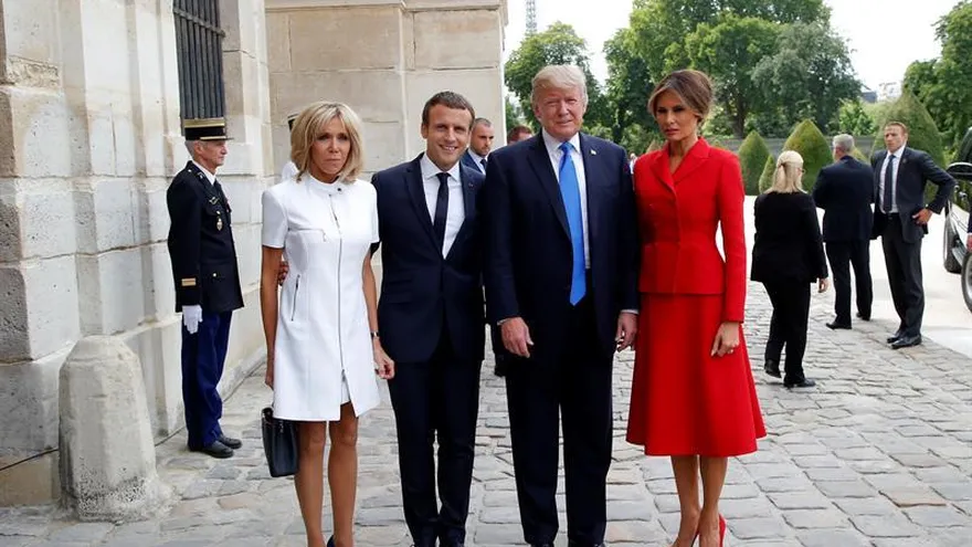 El presidente francés, Emmanuel Macron (2-i), y su mujer Brigitte (i), posan para los fotógrafos junto al presidente estadounidense, Donald J. Trump (2-d), y a la primera dama. Melania Trump (d), en el palacio de los Inválidos, en París, Francia.