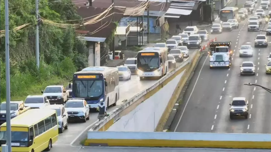 Metrobuses transitan las calles de Panamá