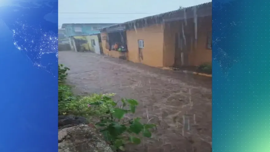 Una intensa lluvia que cayó durante más de 2 horas dejó múltiples viviendas afectadas en Portobelo