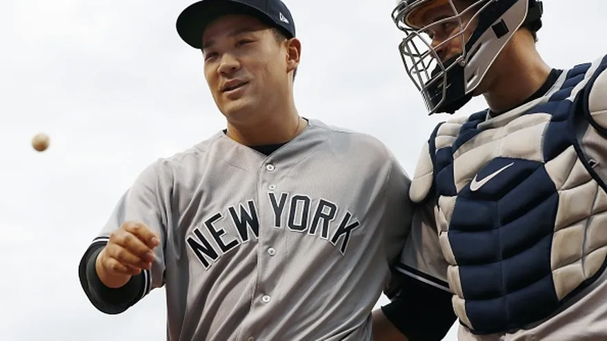 Masahiro Tanaka (i) y su compañero de fórmula, el receptor Gary Sánchez (d)