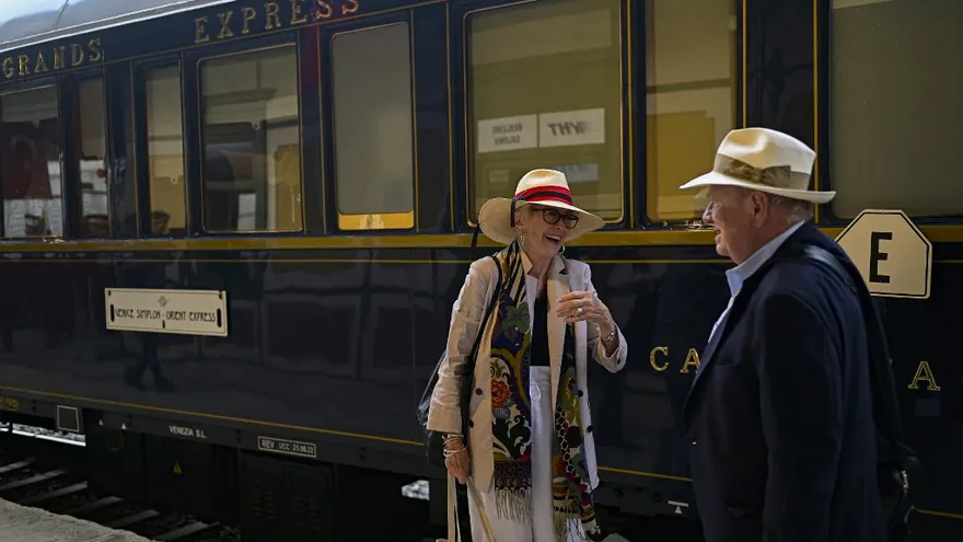 Dos personas a punto de abordar el Venice Simplon-Orient-Express