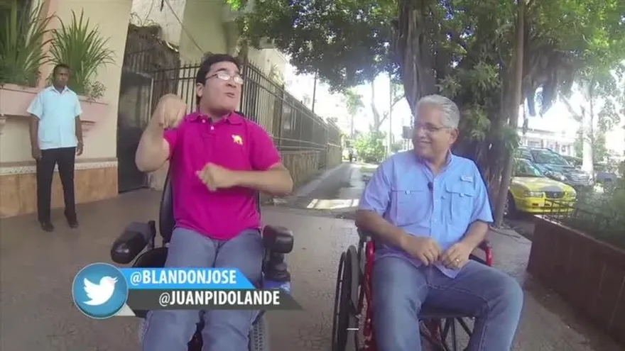 Alcalde Blandón recorre calles de la ciudad en silla de ruedas con Juanpi