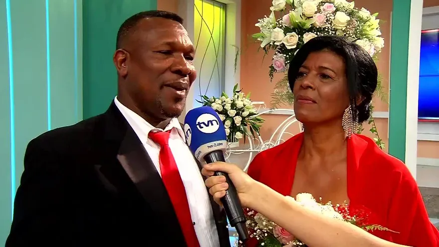 San Valentín y Jelou unen 6 vidas en matrimonio