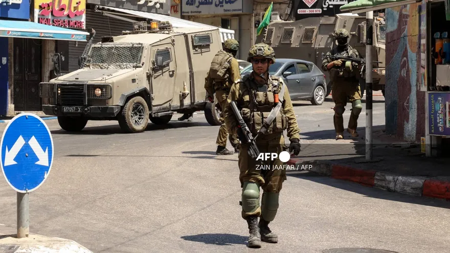 Soldados israelíes realizan una redada en la ciudad de Ramallah, en la Cisjordania ocupada, el 26 de agosto de 2025. El ejército israelí realizó una redada en la ciudad cisjordana de Ramallah el 26 de agosto, dejando 14 personas heridas mientras las tropas se desplegaban por el centro de la ciudad, dijo la Media Luna Roja Palestina.