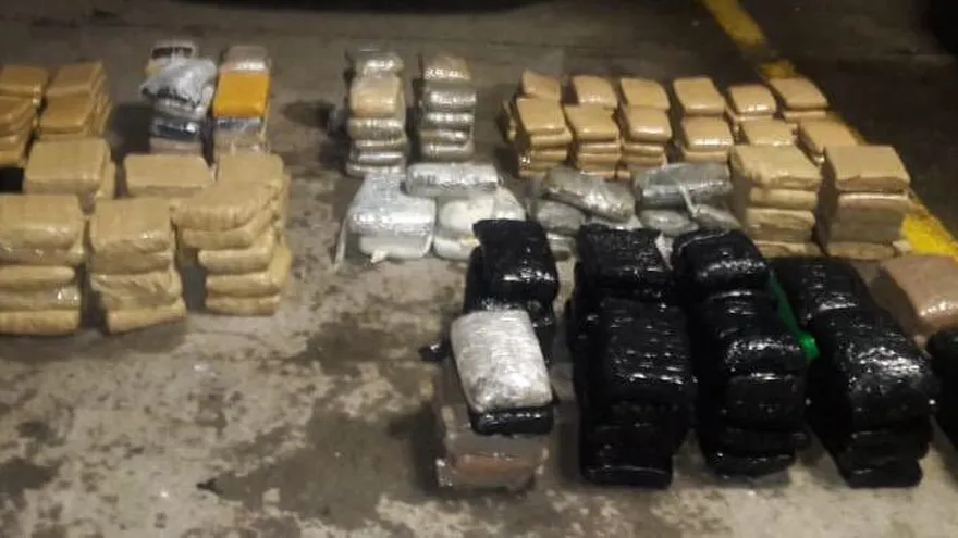 Decomisan más de 300 paquetes de droga en embarcación