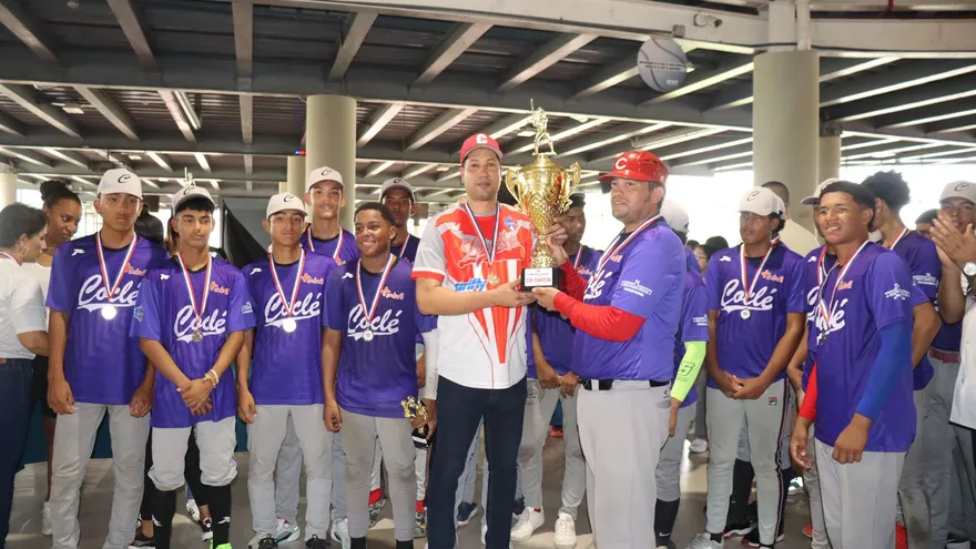Coclé recibe el trofeo de subcampeón del béisbol nacional U15 de Panamá