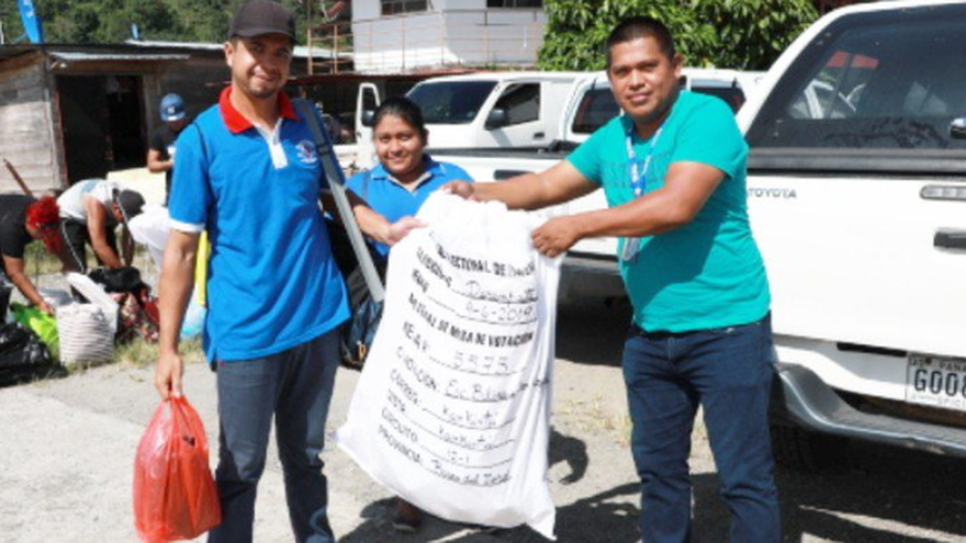 Personal del Tribunal Electoral en el traslado del material sensitivo