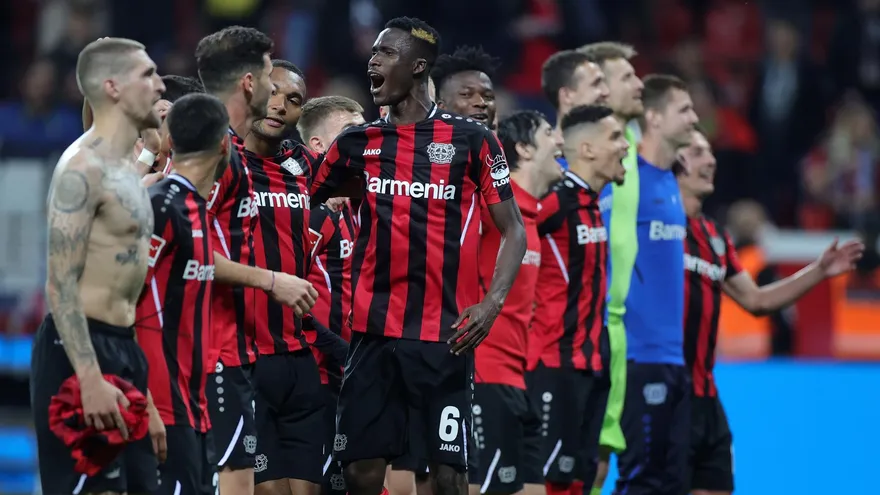Jugadores del Bayer Leverkusen celebran su victoria ante el Eintracht Fráncfort
