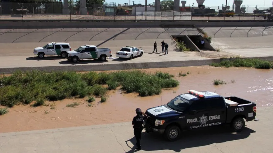 Policías y oficiales de migración estadounidenses en El Paso, Texas.