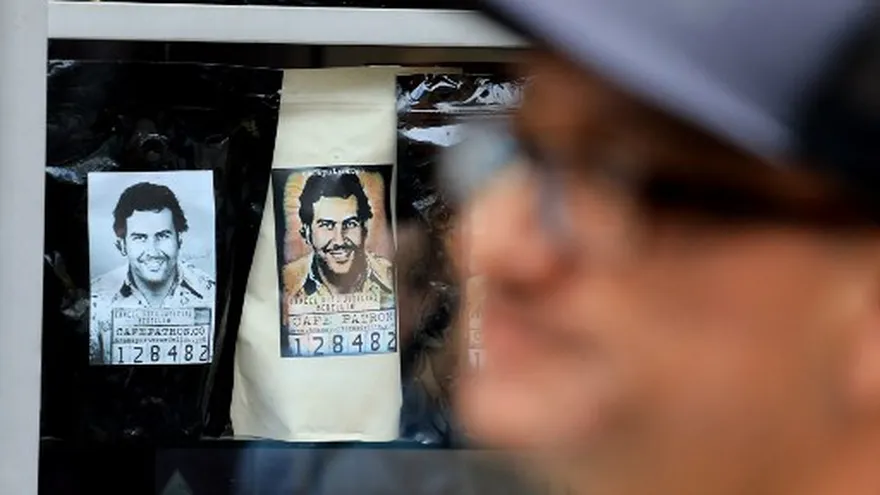 Foto ilustrativa donde se observa un cartel de Pablo Escobar