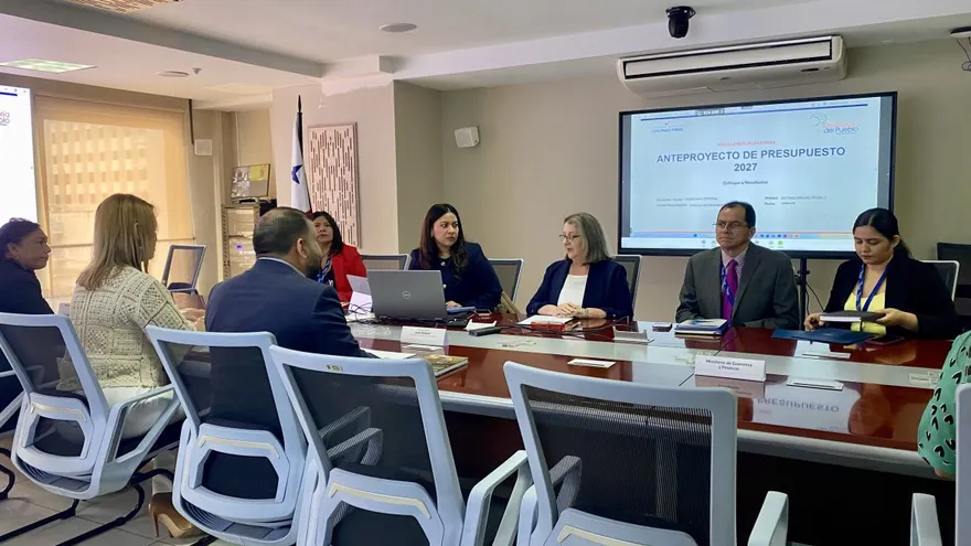 En la imagen la Defensoría presenta sus proyectos antes el MEF.