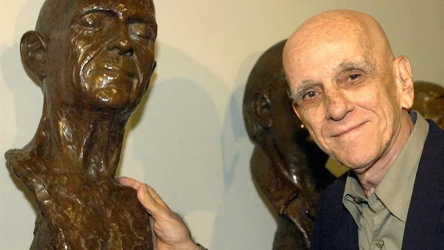 Fotografía tomada en diciembre de 2003 en la que se registró al escritor brasileño Rubem Fonseca, al posar junto al busto que el escultor mexicano Alfredo López Casanova realizó en su honor, en Guadalajara (México).