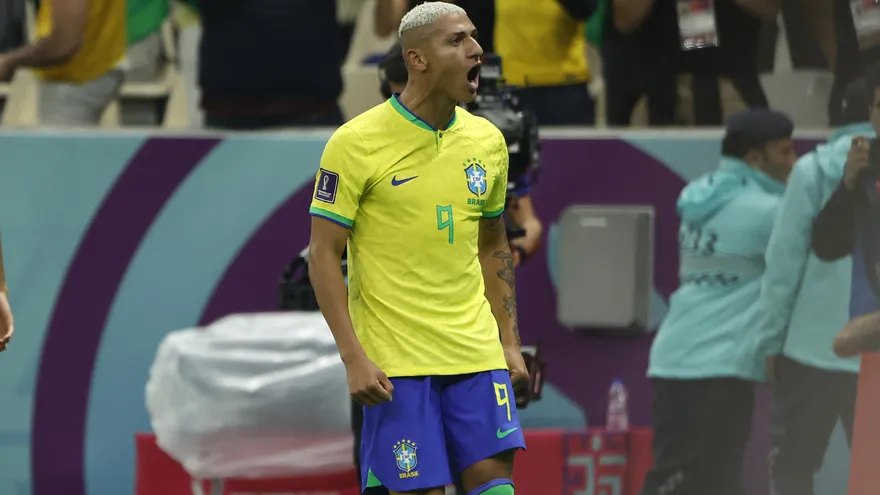 Richarlison celebra uno de los dos goles que le anotó a Serbia