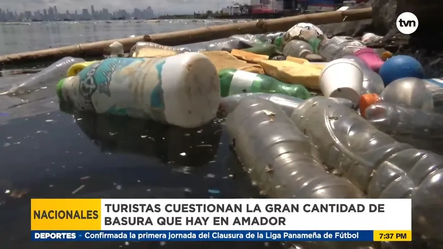 La basura se apodera de las aguas en Amador