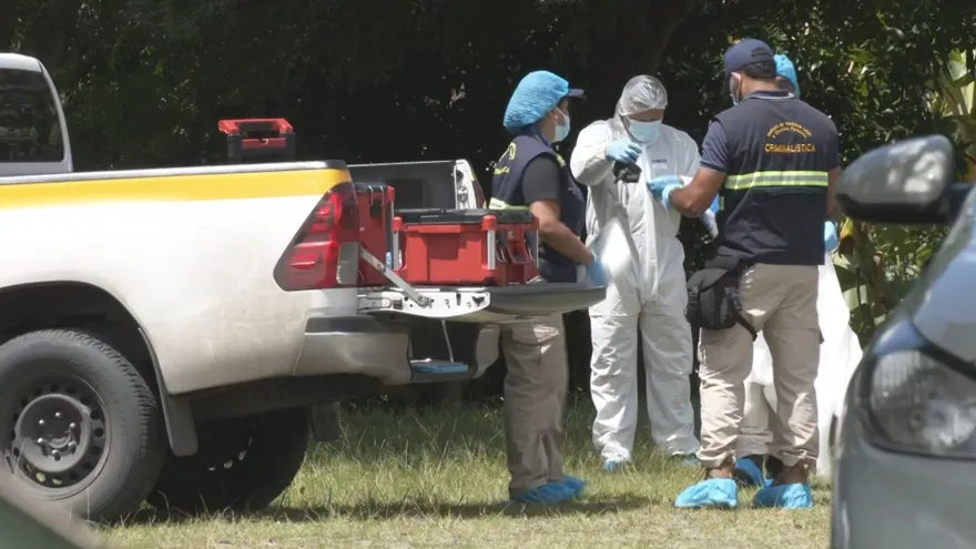 Personal forense realiza las diligencias tras el hallazgo del cuerpo en la 24 de Diciembre, que podría ser de Esteban De León Osorio.