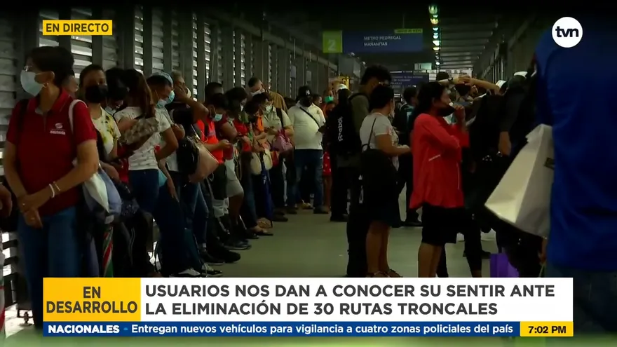 Usuarios aseguran que tienen que esperar mucho tiempo por un metrobús