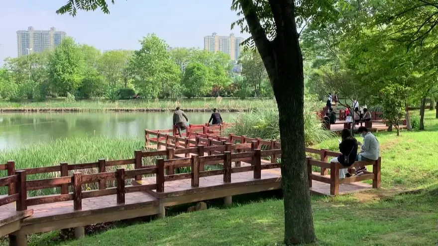 Wuhan recupera la alegría pero no baja la guardia.