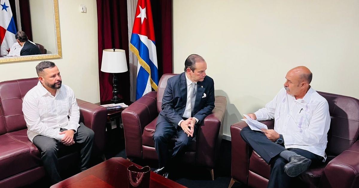 Canciller Martínez-Acha se reúne con los 10 panameños arrestados en Cuba