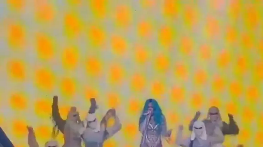 Karol G sufre aparatosa caída durante su concierto en Miami