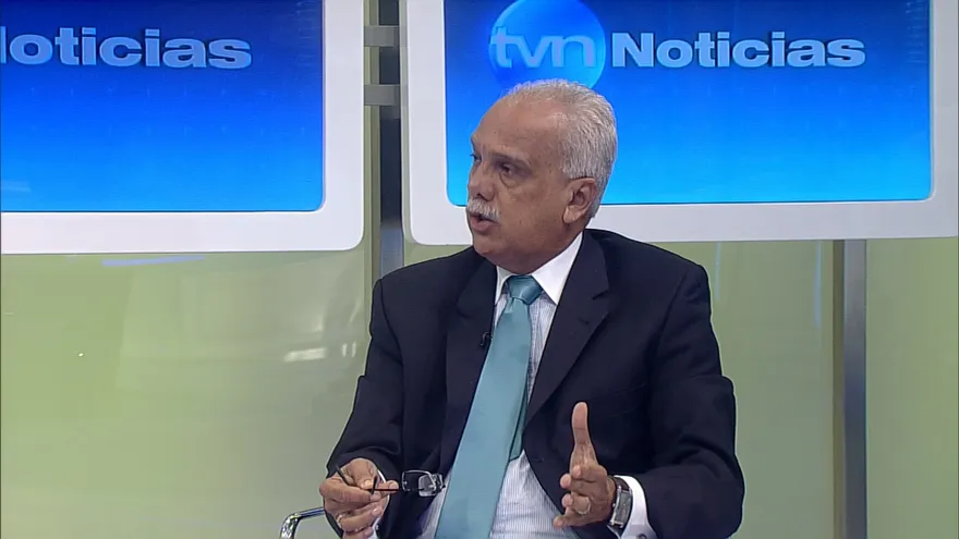 Víctor Martínez, Abogado