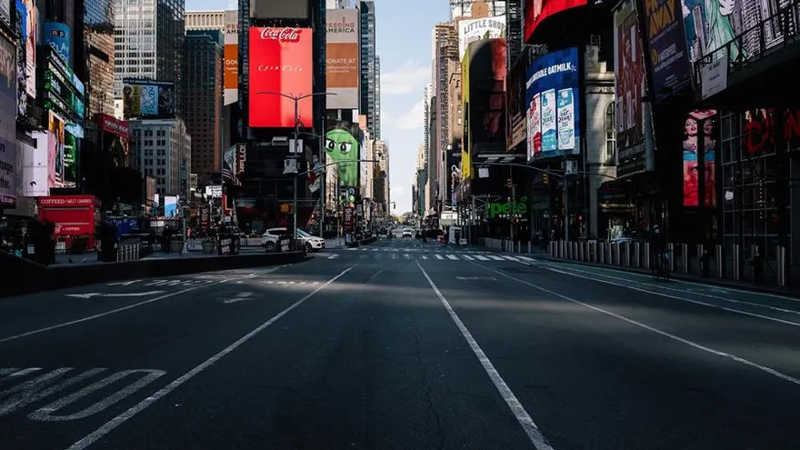 En una orden ejecutiva firmada a última hora del jueves, el gobernador estatal, Andrew Cuomo, extendió la duración de las normas bautizadas como "Nueva York en Pausa", que incluyen la prohibición de reuniones públicas y el cierre de negocios no esenciales, entre otras cosas.