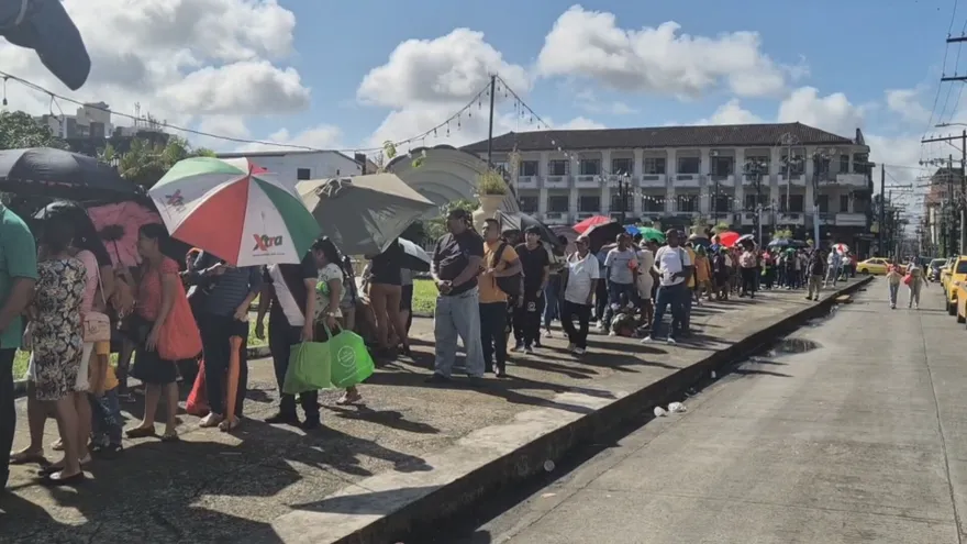 Colonenses formaron largas filas en agroferia del IMA en Barrio Colón