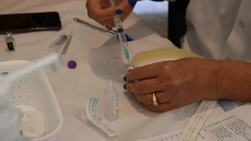 BioNTech dice que puede suministrar en seis semanas nueva vacuna adaptada a mutación del virus