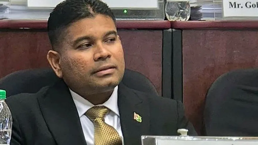 Esta fotografía distribuida por el Parlamento de Guyana muestra al líder de la oposición guyanesa, Azruddin Mohamed, asistiendo a una sesión para la instalación de la Asamblea Nacional en Georgetown el 3 de noviembre de 2025.