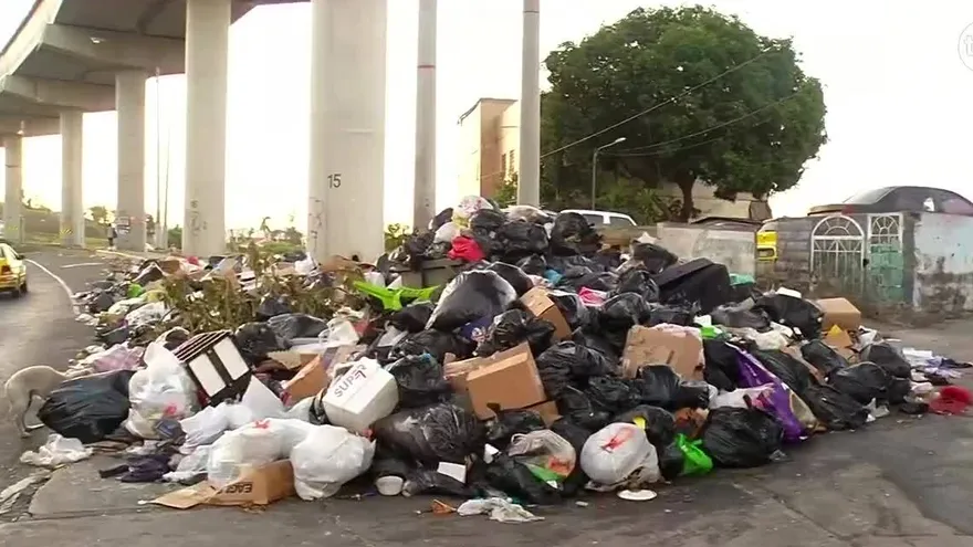 Basura obstaculiza las aceras en San Miguelito